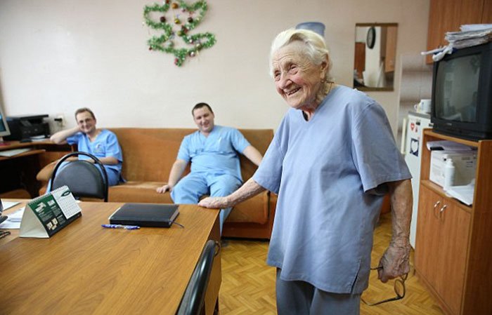 Aos 89 anos, esta médica é a cirurgiã mais velha do mundo