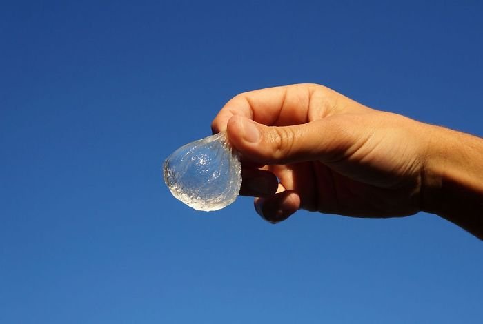 Bolhas de água comestíveis podem substituir garrafas plásticas