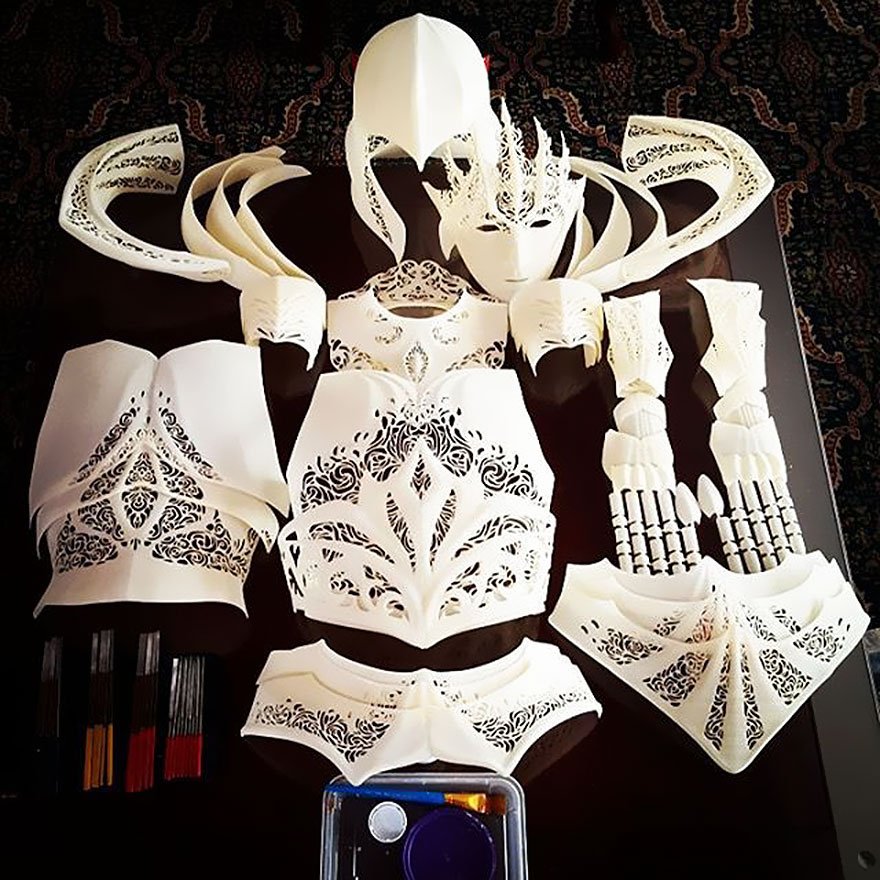 Artista cria armadura medieval móvel e iluminada com impressora 3D