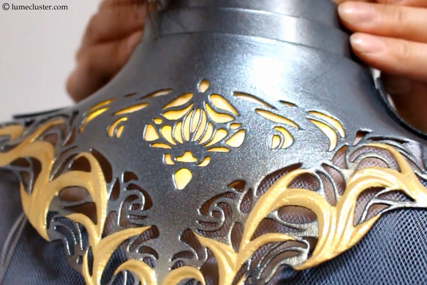 Artista cria armadura medieval móvel e iluminada com impressora 3D
