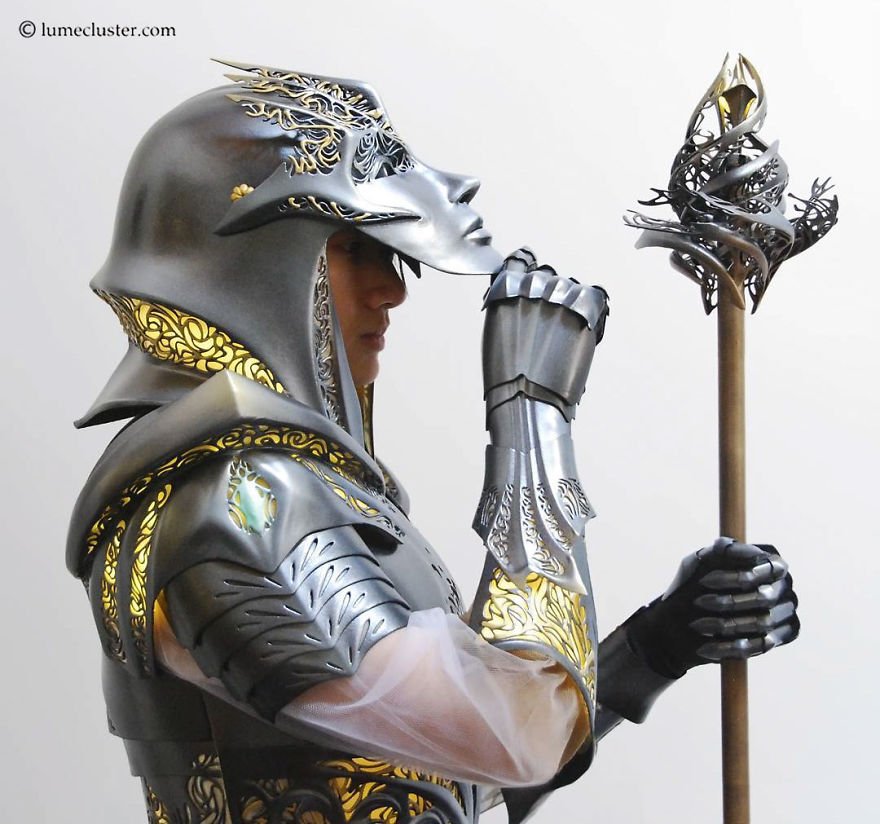 Artista cria armadura medieval móvel e iluminada com impressora 3D