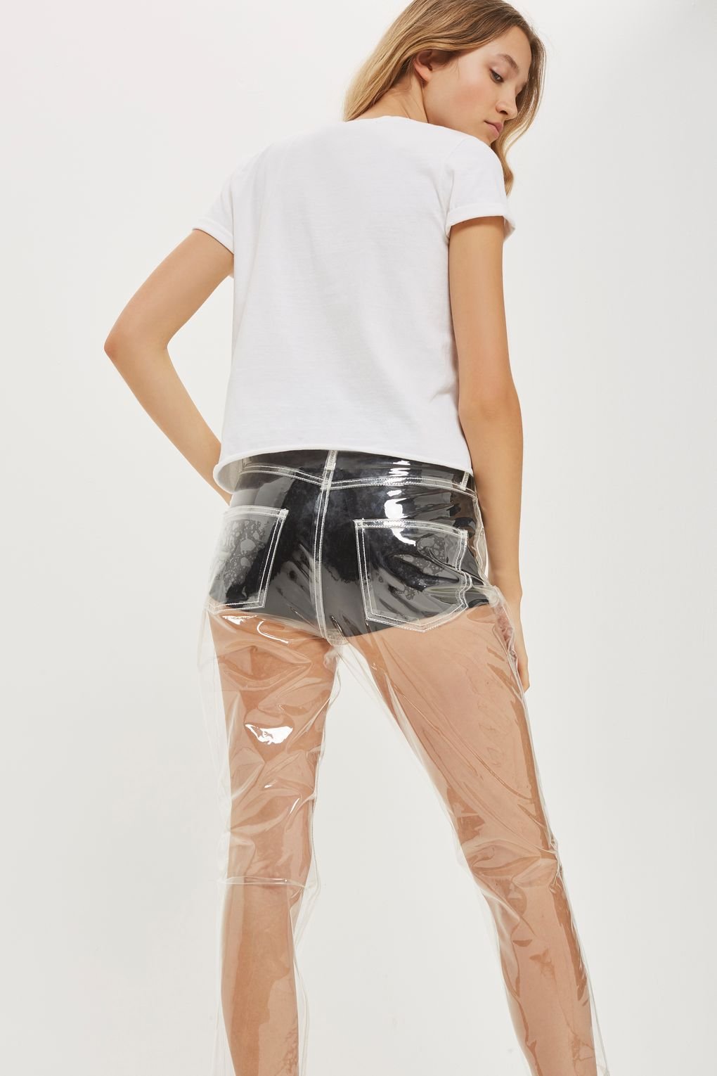 Calça jeans de plástico transparente é algo que existe de verdade