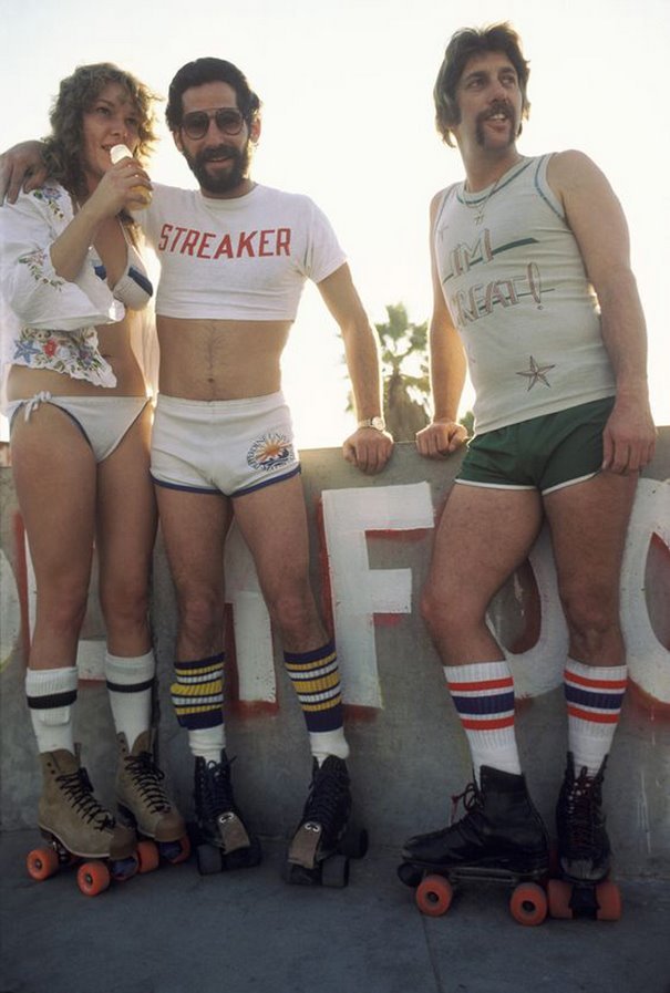 Acha os shorts de hoje curtos demais? Então veja como eram nos anos 70