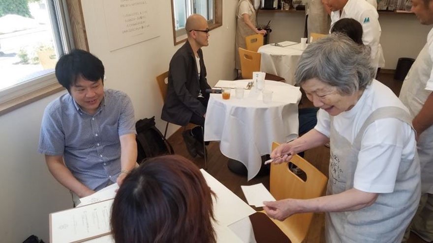 Neste restaurante, pessoas com demência anotam os pedidos