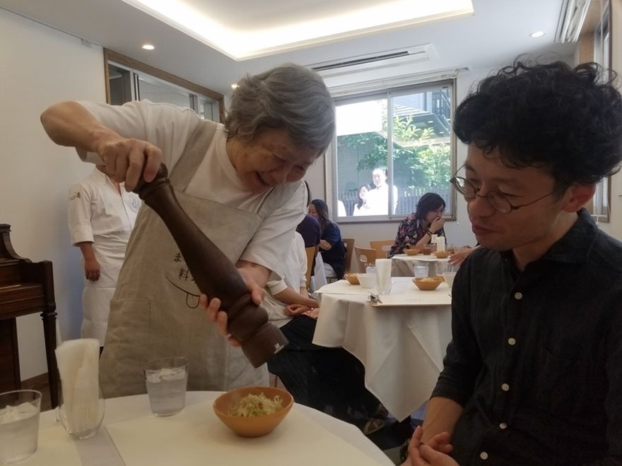 Neste restaurante, pessoas com demência anotam os pedidos