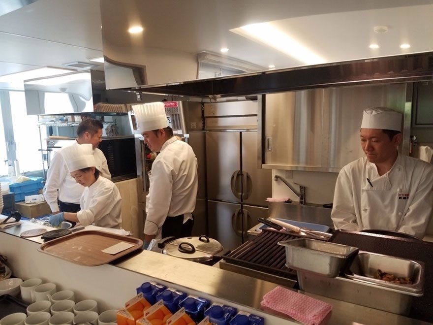 Neste restaurante, pessoas com demência anotam os pedidos