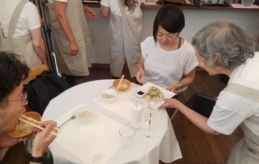 Neste restaurante, pessoas com demência anotam os pedidos