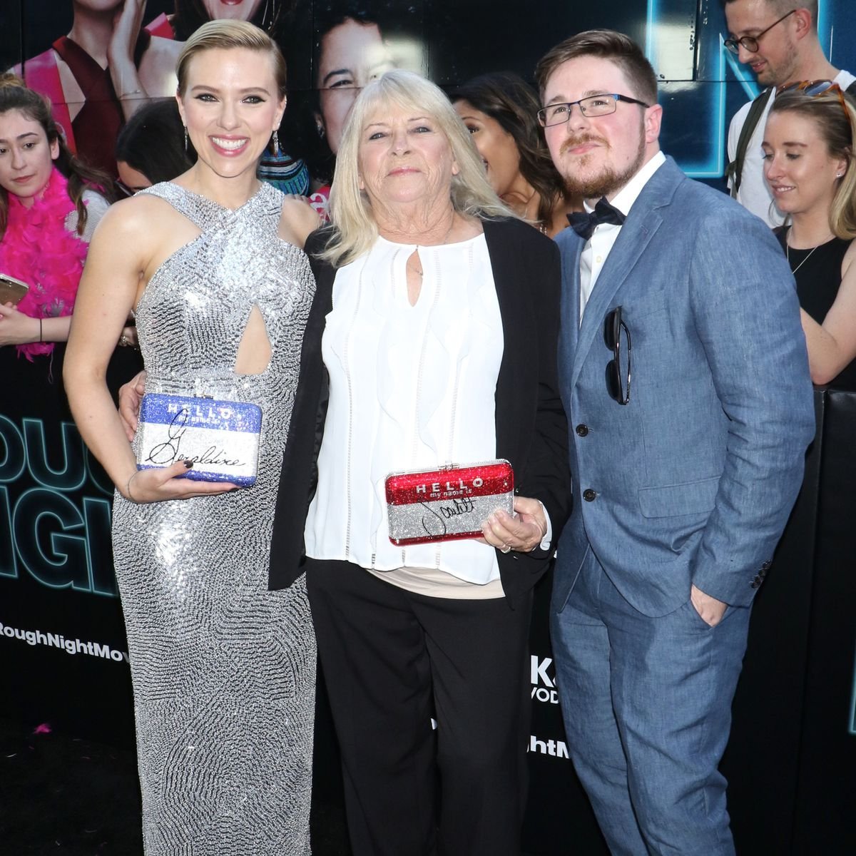Scarlett Johansson cumpre promessa e leva sua sósia para beber com ela