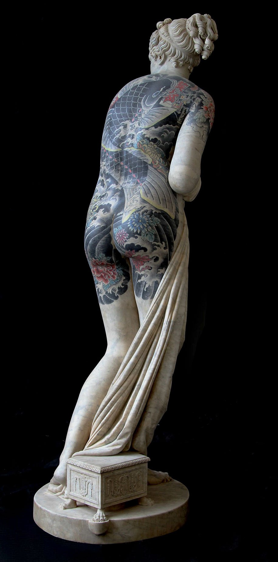 Esculturas clássicas com tatuagens mafiosas? Por que não?
