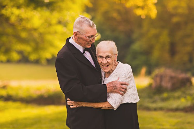 65 anos juntos: o ensaio emocionante de um marido e sua esposa com demência