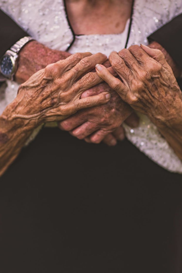 65 anos juntos: o ensaio emocionante de um marido e sua esposa com demência