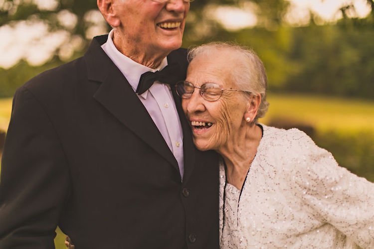 65 anos juntos: o ensaio emocionante de um marido e sua esposa com demência