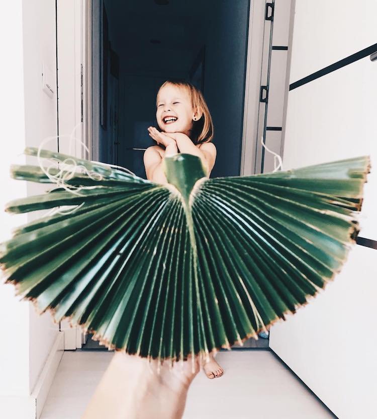 Artista “veste” sua filha com elementos da natureza e o resultado é lindo