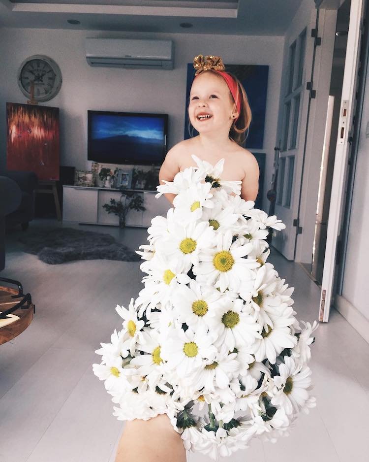 Artista “veste” sua filha com elementos da natureza e o resultado é lindo