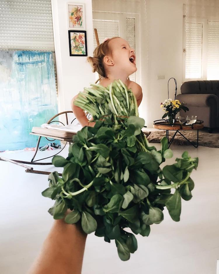 Artista “veste” sua filha com elementos da natureza e o resultado é lindo