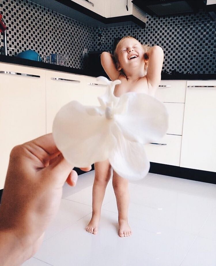 Artista “veste” sua filha com elementos da natureza e o resultado é lindo