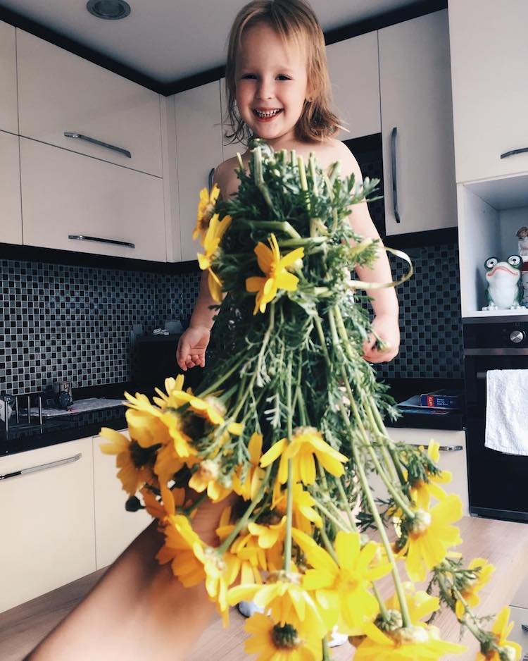 Artista “veste” sua filha com elementos da natureza e o resultado é lindo