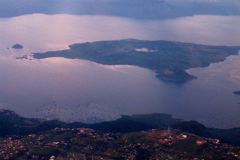 O vulcão Taal fica dentro do lago Taal, na ilha de Luzon