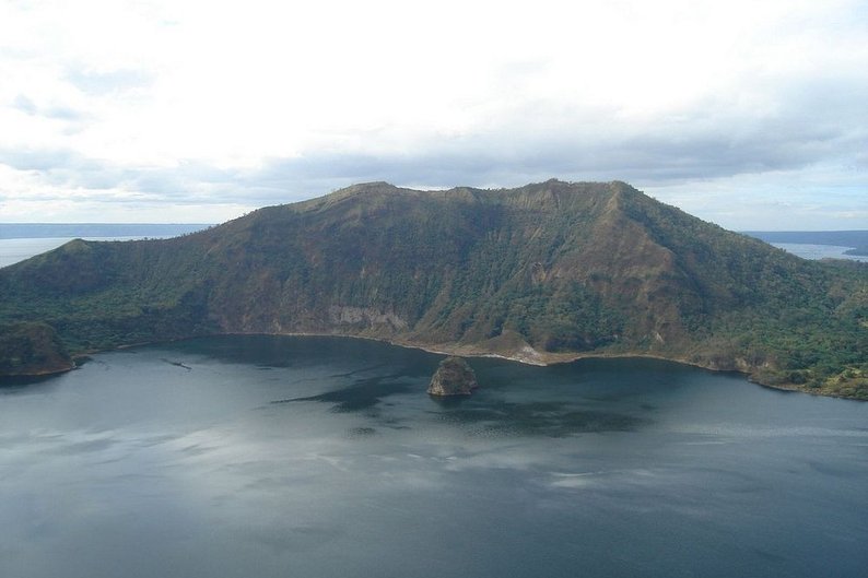 A ilha Ponto do Vulcão, no lago formado no interior da cratera
