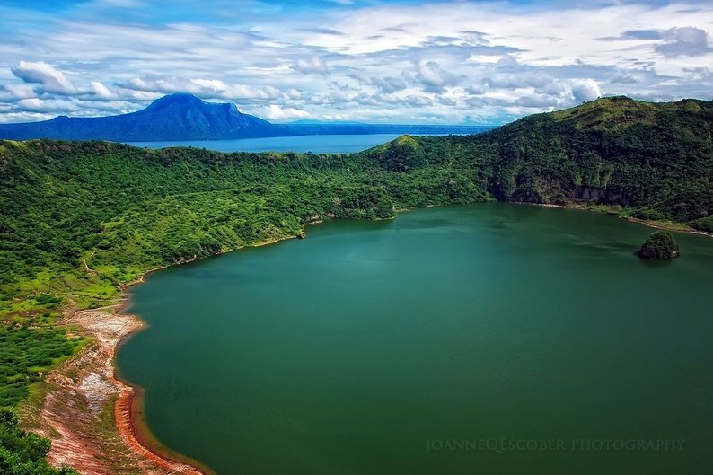 O lago dentro da cratera do vulcão Taal