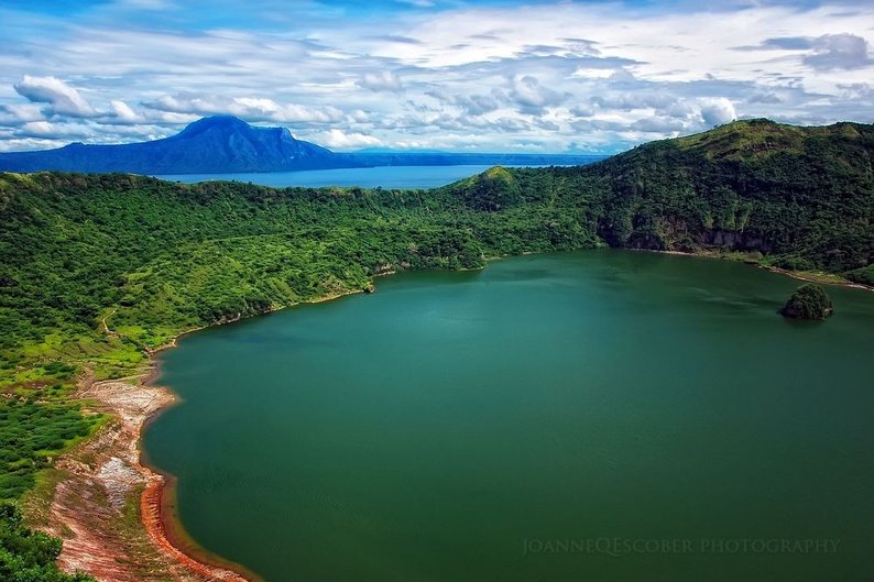 O lago dentro da cratera do vulcão Taal