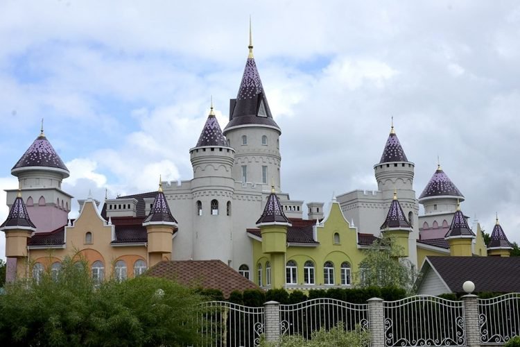 Conheça o jardim de infância construído em formato de castelo