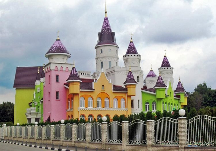 Conheça o jardim de infância construído em formato de castelo