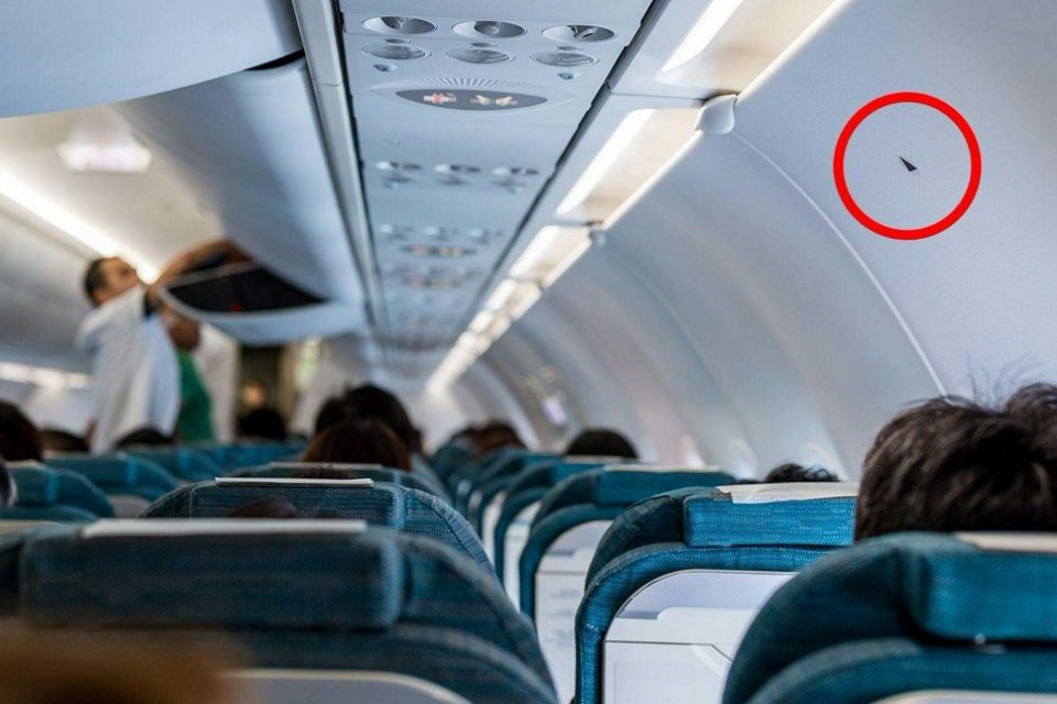 Imagem de Você já notou uns triângulos que existem perto a alguns assentos de avião? no megacurioso