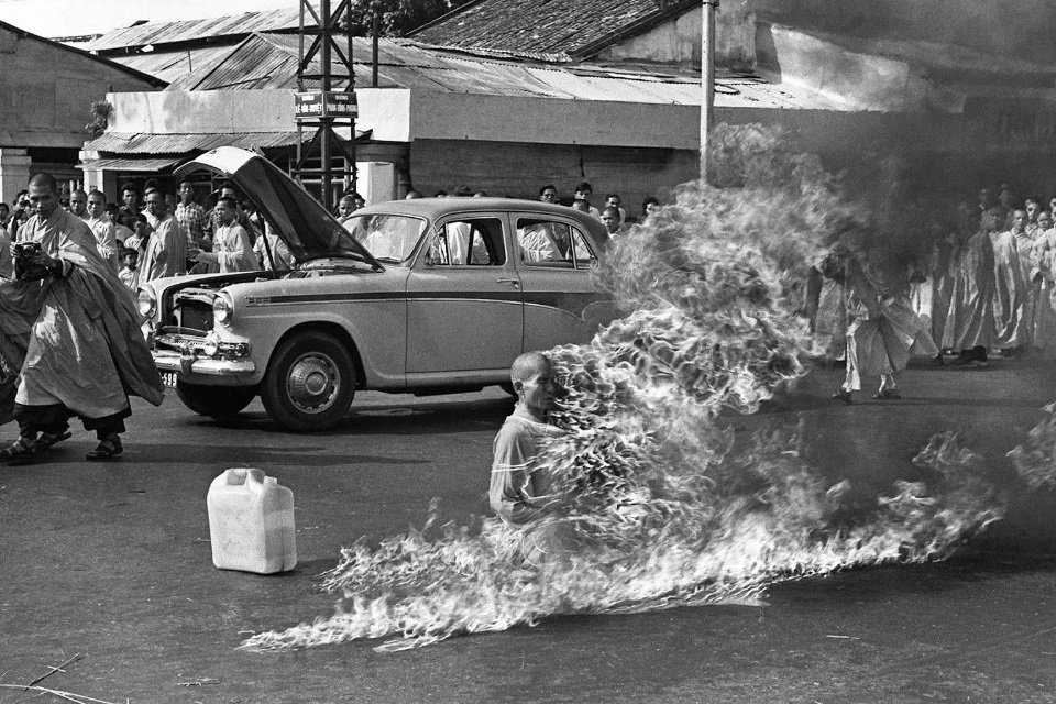 O Monge em Chamas: conheça a história por trás dessa terrível imagem - Mega Curioso