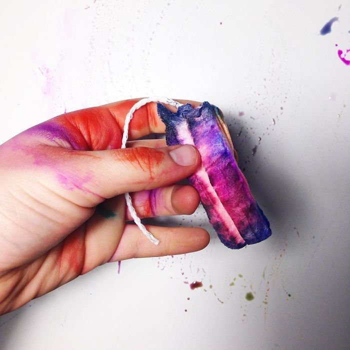 Artista espanhola transforma “imperfeições” femininas em arte