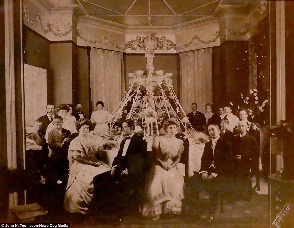Profissão mais antiga do mundo: Fotos mostram prostitutas de 1 século atrás
