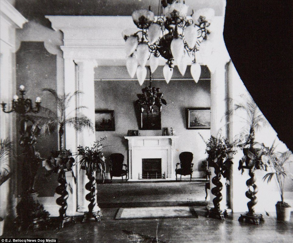 Profissão mais antiga do mundo: Fotos mostram prostitutas de 1 século atrás
