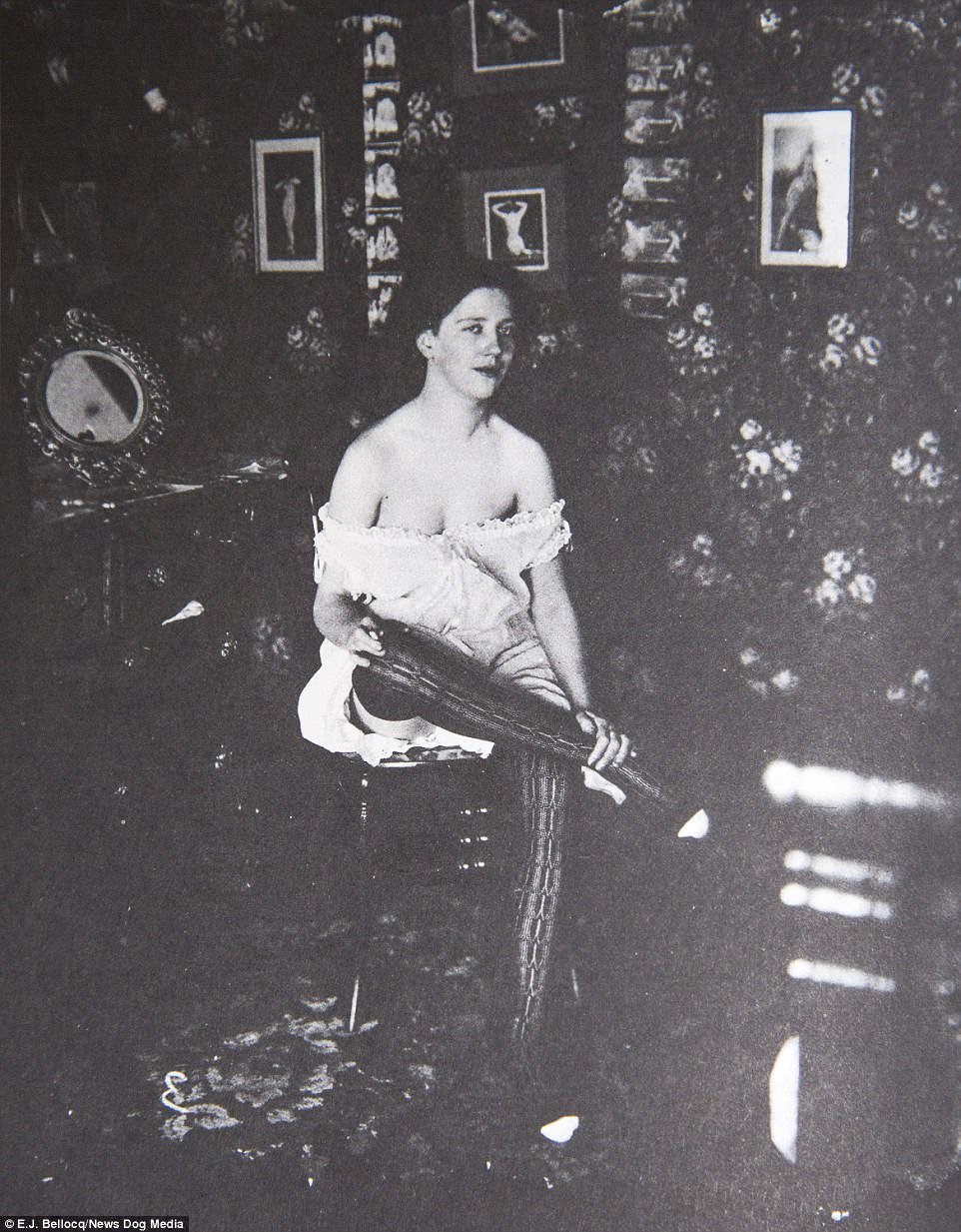 Profissão mais antiga do mundo: Fotos mostram prostitutas de 1 século atrás