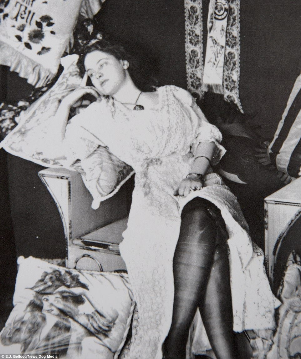 Profissão mais antiga do mundo: Fotos mostram prostitutas de 1 século atrás