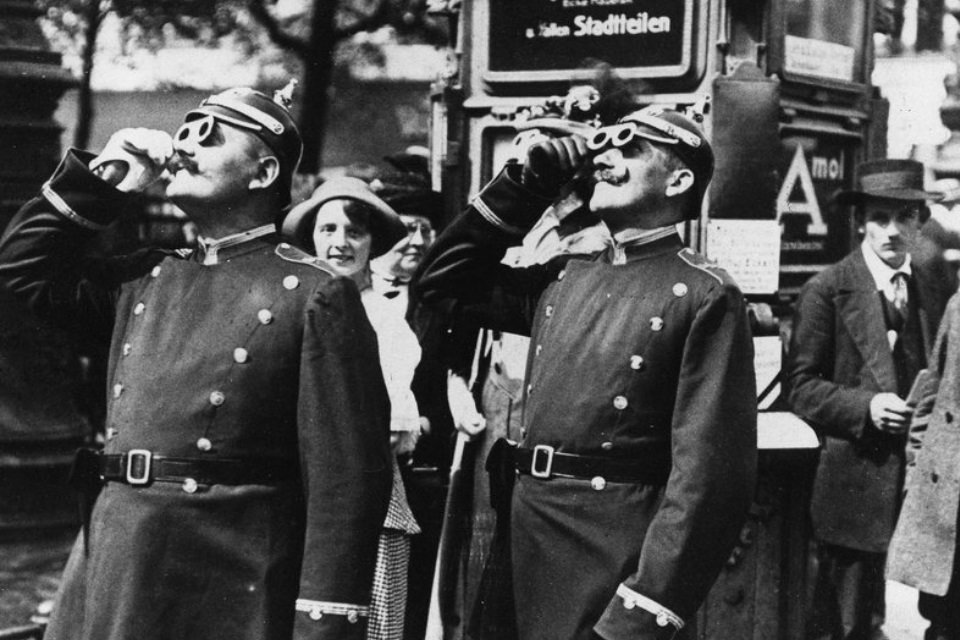 Imagem de 8 imagens fascinantes que mostram pessoas assistindo a eclipses solares no megacurioso