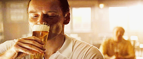 Um homem bebendo cerveja