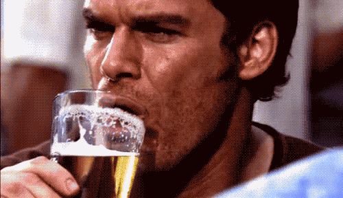 Um homem bebendo cerveja