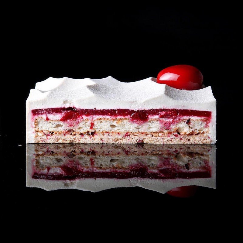 Um bolo vermelho e branco