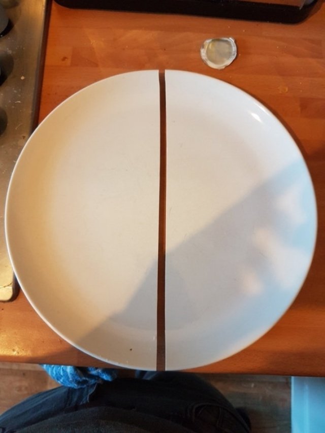 Um perto de uma tigela na mesa