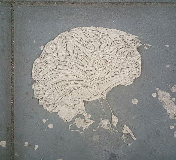 Cérebro na calçada