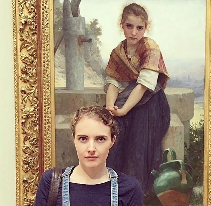 Mulher na frente de um quadro