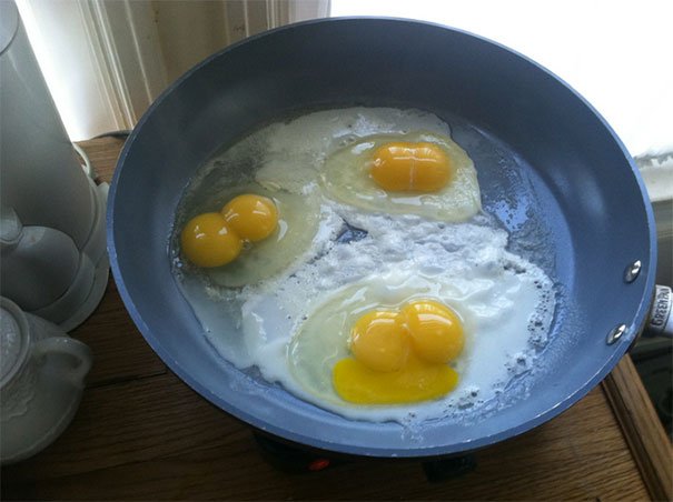 três ovos com duas gemas
