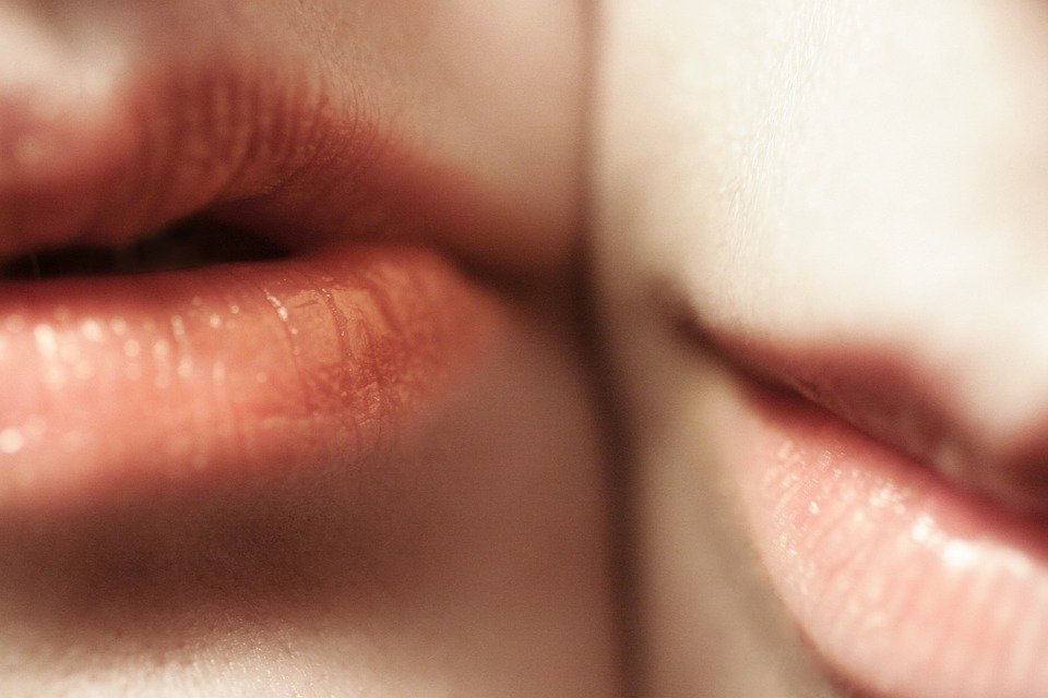 Lábios de duas pessoas