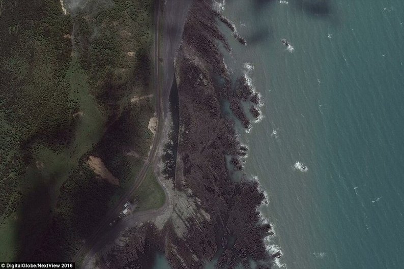 Litoral de Kaikoura após o terremoto: mar recuou e praia se elevou