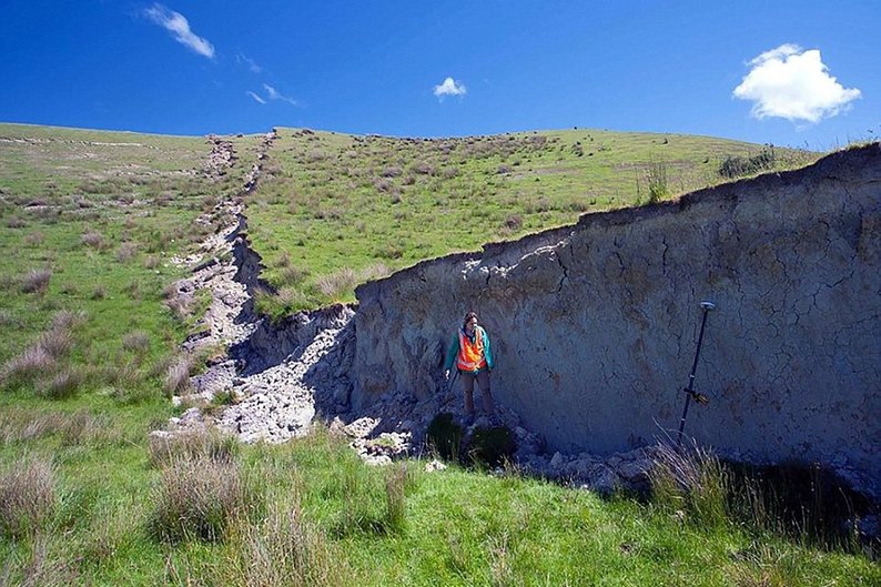 Campo foi empurrado para cima e criou a falha