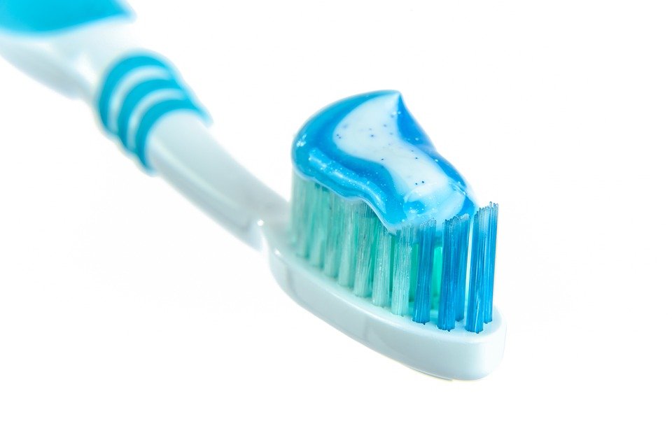 Uma escova de dentes com pasta