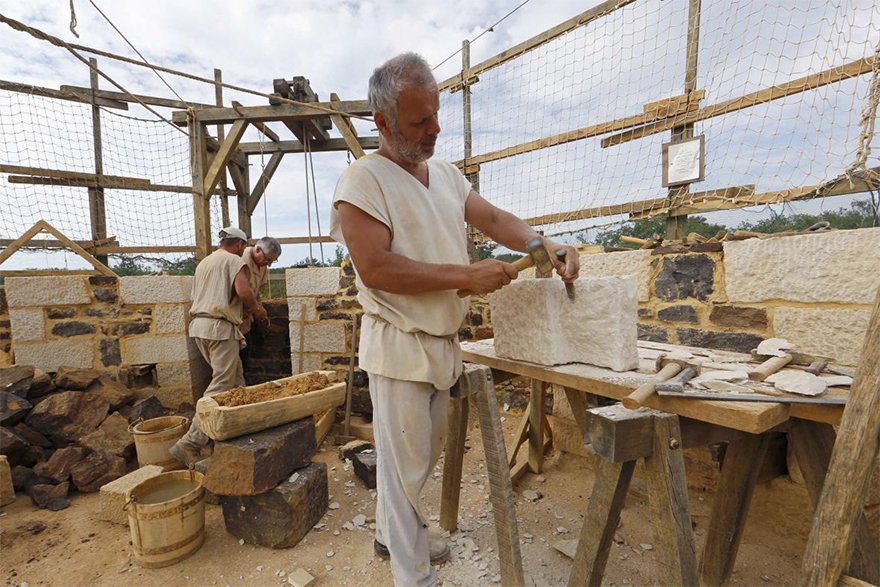 Este incrível castelo está sendo construído com técnicas medievais