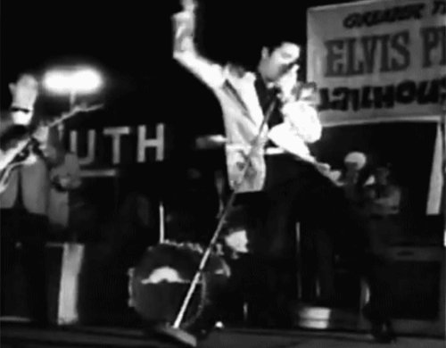 Elvis Presley dançando