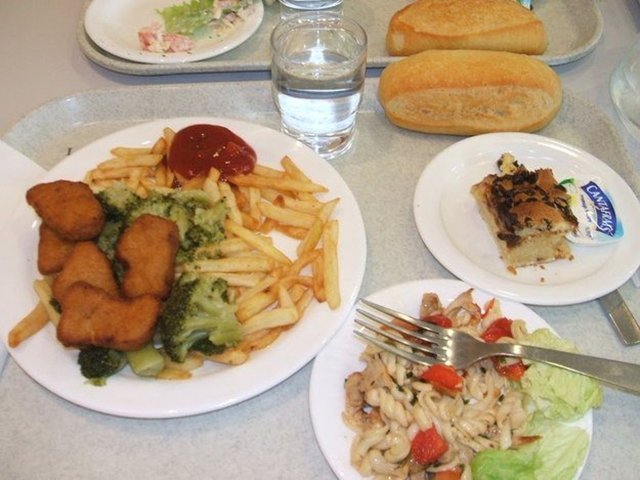 Um prato de comida na mesa