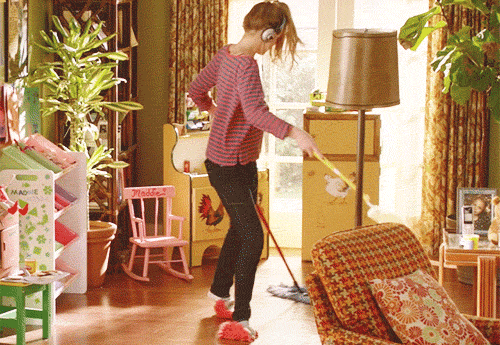 Uma mulher limpando a casa